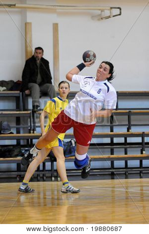 KAPOSVAR ฮังการี - 7 มีนาคม: Krisztina Pentz (L) ในการดำเนินการที่ Championsh ชาติแฮนด์บอลฮังการี