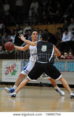 Jönköpings Södra, Ungern - 6 mars: Kornel Kiss (i vitt) i aktion vid en ungerska Champonship basket g