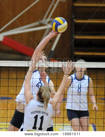 KAPOSVAR, Ungarn - 13. marts: Petra Horvath (L) i aktion på ungarsk NB I. League kvinde volley