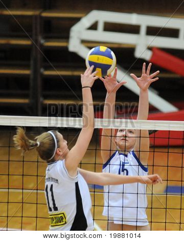 KAPOSVAR, Ungarn - 13. marts: Petra Horvath (R) i aktion på ungarsk NB I. League kvinde volley