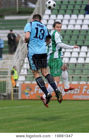 KAPOSVAR, Ungarn - März 27: Bode (L) und Gujic (R) in Aktion am Nemzeti Bajnokság 