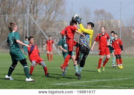 KAPOSVAR, Ungarn - 21. März: Peter Ignac (in gelb) in Aktion bei der ungarischen nationalen Championsh