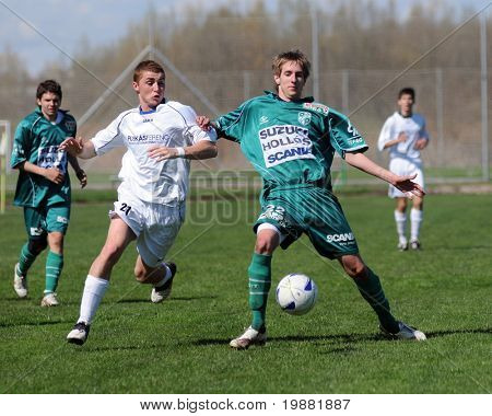 KAPOSVAR, Ungheria - 27 marzo: Szöke (21) e Dekanics (22) in azione presso il campione nazionale ungherese