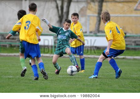 KAPOSVAR, Ungheria - 10 aprile: Roland Vajda (in verde) in azione presso la Championsh nazionale ungherese