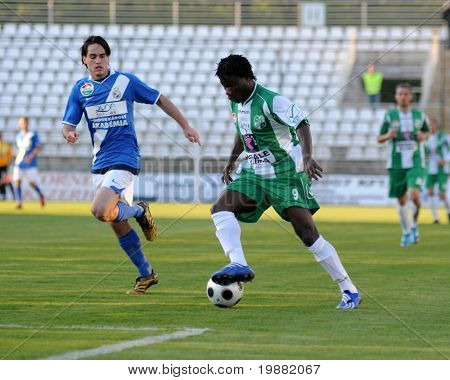 KAPOSVÁR, Hungria - 17 de abril: Egejuru Godslove (R) em ação em um Campeonato Nacional Húngaro assim