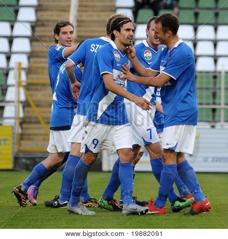 KAPOSVÁR, Hungria - 17 de abril: Jogadores do MTK comemoram um gol em um Campeonato Nacional Húngaro clube