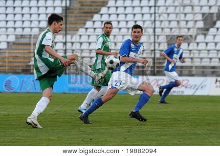 KAPOSVÁR, Hungria - 17 de abril: Benjamin Balazs (L) em ação em um Campeonato Nacional Húngaro soc