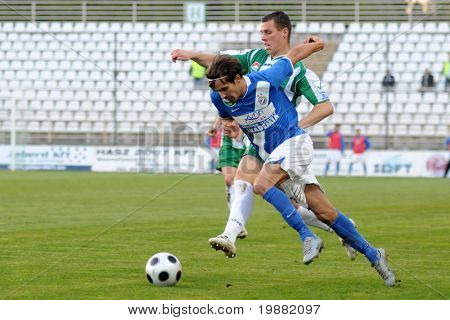 KAPOSVÁR, Hungria - 17 de abril: Tamas Gruz (em verde) em ação em um Campeonato Nacional Húngaro s