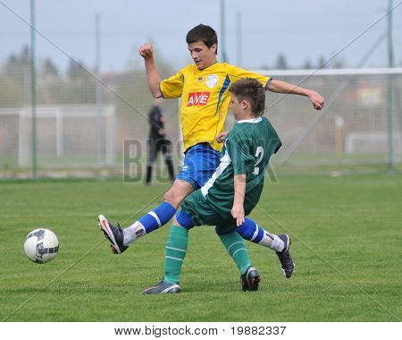 KAPOSVÁR, Maďarsko - 10. dubna: Akos Sebestyen (v zeleném) v akci Maďarské národní Championshi