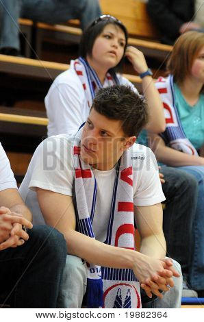 KAPOSVÁR, Maďarsko - 24. dubna: Daniel Gyurta (světový šampión plavec) fandit Kaposvár v Hungaria