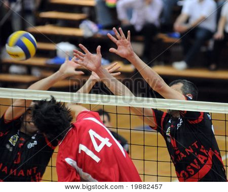 KAPOSVAR ฮังการี - 24 เมษายน: Nagy (L) และ Kantor (R) บล็อกลูกบอลที่เป็น Champi แห่งชาติฮังการี