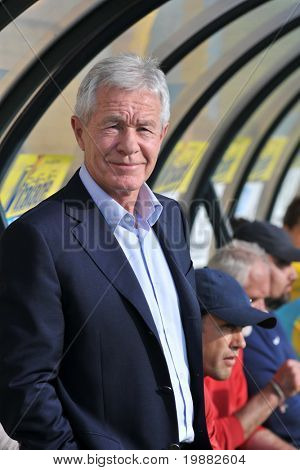 KAPOSVAR ฮังการี - 1 พฤษภาคม: Gyorgy Mezey (พี่เลี้ยงของ Videoton) ในการแข่งขันชิงแชมป์แห่งชาติฮังการีเพื่อ