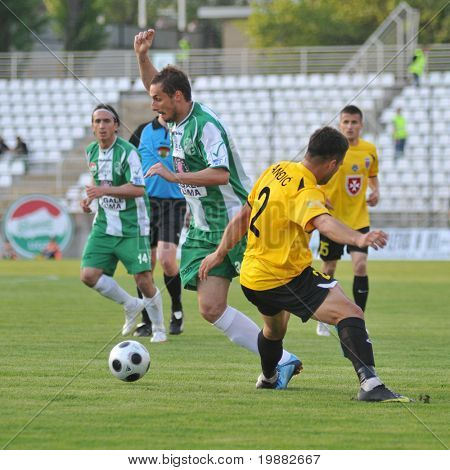 KAPOSVAR, Ungheria - 1 maggio: Stanic (C) e Andic (2) in azione a un campionato nazionale ungherese s