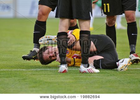 KAPOSVAR ฮังการี - อาจ 1: Balazs Farkas บ่นเจ็บปวดเท้าของเขาที่ชะอำประเทศฮังการี