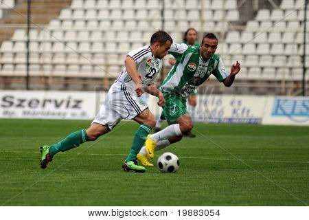 KAPOSVÁR, Hungria - 8 de maio: Babic (L) e Junior (R) em ação em um Campeonato Nacional Húngaro s