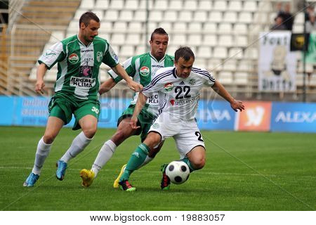 KAPOSVÁR, Hungria - 8 de maio: Stanic (L), Junior c e Babic (R) em ação em um Ch Nacional Húngaro