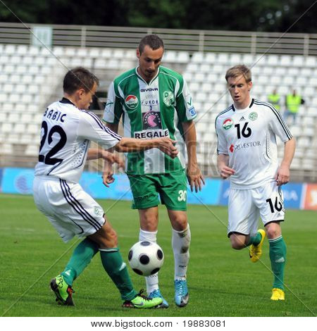 KAPOSVÁR, Hungria - 8 de maio: Babic (L), Stanic (C) e torção (R) em ação em um Cham Nacional Húngaro