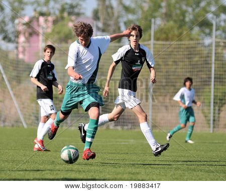 KAPOSVAR ฮังการี - 30 เมษายน: เมเยอร์ลาน (สีเขียว) ในการดำเนินการที่ Championshi ประเทศฮังการี
