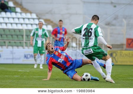 KAPOSVAR, 헝가리-4 월 10 일: Tamas Gruz (R) 헝가리 내셔널 챔피언십 축구 g에서 행동