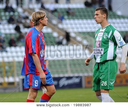 KAPOSVAR, 헝가리-4 월 10 일: Tamas Gruz (R) 헝가리 내셔널 챔피언십 축구 g에서 행동