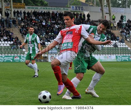 KAPOSVÁR, Maďarsko - 20. května: Boris Gujic (R) v akci na maďarský národní mistrovství fotbal ga