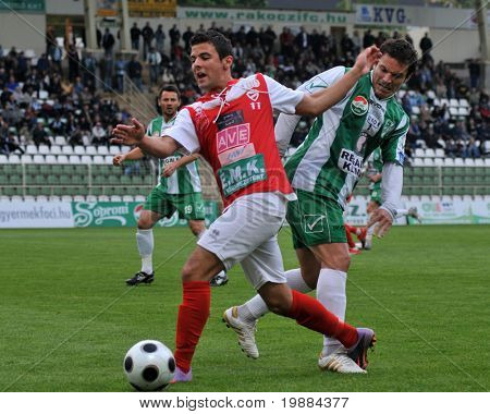 KAPOSVÁR, Maďarsko - 20. května: Boris Gujic (R) v akci na maďarský národní mistrovství fotbal ga