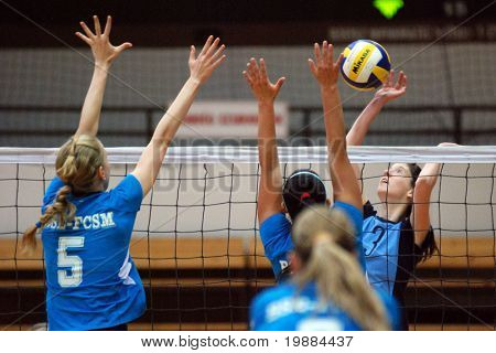 KAPOSVAR - 20 februari: Alexandra Horvath (R) slaat de bal op de Beker van Hongarije vrouw volleybal