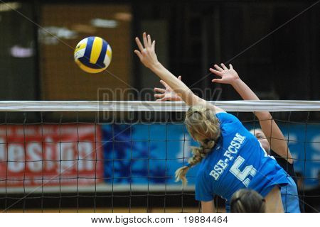 KAPOSVAR, Hongarije - 20 februari: Unidentified spelers in actie op de Beker van Hongarije vrouw volleybal