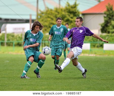 KAPOSVAR, Hungría - 30 de mayo: Kornel Kulcsar (L) en acción en el Campeonato Nacional Húngaro unde