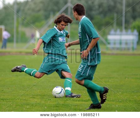 KAPOSVAR, Hungría - 30 de mayo: Kornel Kulcsar (L) en acción en el Campeonato Nacional Húngaro unde