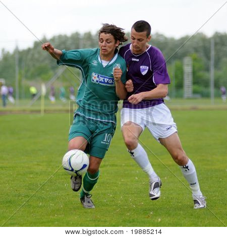 KAPOSVAR, Hungría - 30 de mayo: Kornel Kulcsar (L) en acción en el Campeonato Nacional Húngaro unde