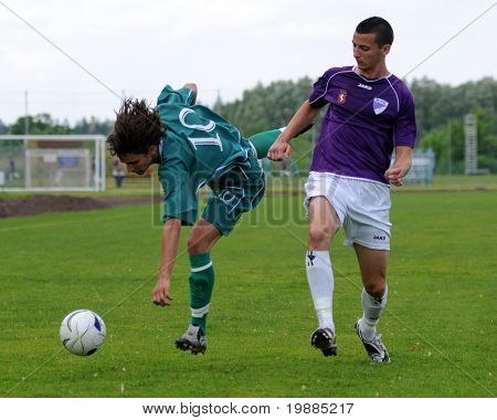 KAPOSVAR, Hungría - 30 de mayo: Kornel Kulcsar (L) en acción en el Campeonato Nacional Húngaro unde