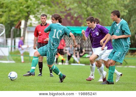 KAPOSVAR, Hungría - 30 de mayo: Kornel Kulcsar (10) en acción en el Campeonato Nacional Húngaro und