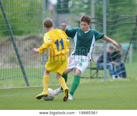 KAPOSVAR, Hongrie - 5 juin : Dominik Szollosi (L) en action à l'ONU de Championnat National Hongrois