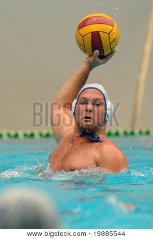 KAPOSVAR ฮังการี - 12 มิถุนายน: Szabolcs Dodog ในการดำเนินการในการแข่งขันชิงแชมป์แห่งชาติฮังการีน้ำ-pol