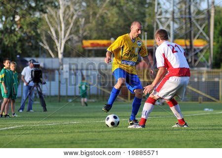 希欧福克，匈牙利-6 月 12 日： 从师阿诺德 (R) 在匈牙利的全国冠军二采取的行动中。socc
