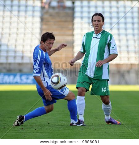 KAPOSVÁR, Węgry - 10 lipca: Lorant Olah (R) w akcji w grze piłka nożna przyjazny vs Kaposvár (HUN). 