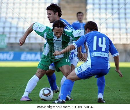 KAPOSVÁR, Węgry - 10 lipca: Lorant Olah (L) w akcji w grze piłka nożna przyjazny vs Kaposvár (HUN). 