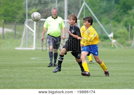 KAPOSVAR ฮังการี - 5 มิถุนายน: Gergo Perak (ในสีดำ) ในการดำเนินการในการแข่งขันชิงแชมป์แห่งชาติฮังการี 