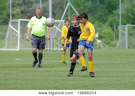 KAPOSVAR ฮังการี - 5 มิถุนายน: Gergo Perak (ในสีดำ) ในการดำเนินการในการแข่งขันชิงแชมป์แห่งชาติฮังการี 