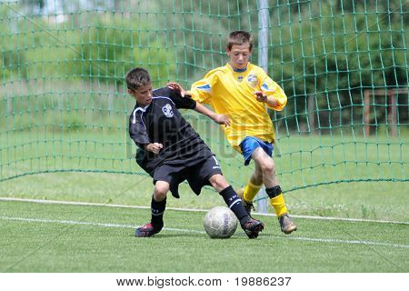KAPOSVAR, Ungheria - 5 giugno: Roland Vajda (L) in azione al campionato nazionale ungherese sotto 