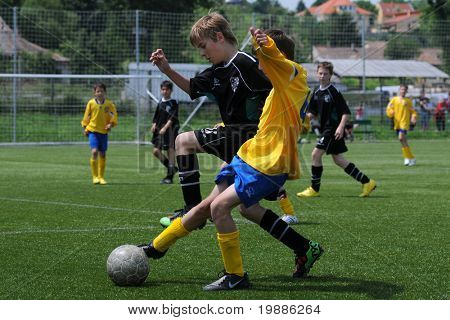 KAPOSVAR, Ungarn - 5 juni: David Gazder (i sort) i aktion på det ungarske mesterskab