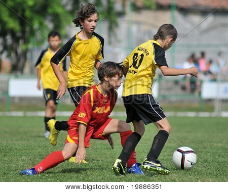 KAPOSVAR, Hungría - 19 de julio: Los jugadores no identificados en acción en el VI. Coincidir con el Festival de fútbol juvenil