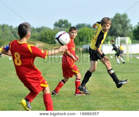 KAPOSVAR, Hungría - 19 de julio: Los jugadores no identificados en acción en el VI. Coincidir con el Festival de fútbol juvenil