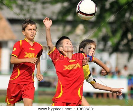 KAPOSVAR, Hungría - 19 de julio: Los jugadores no identificados en acción en el VI. Coincidir con el Festival de fútbol juvenil