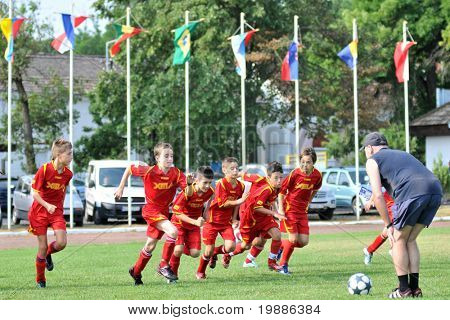 KAPOSVAR, Hungría - 19 de julio: Los jugadores rumanos de calentamiento antes de la VI. Festival de fútbol juvenil de la estera