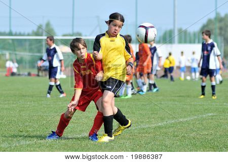 KAPOSVAR, Hungría - 19 de julio: Los jugadores no identificados en acción en el VI. Coincidir con el Festival de fútbol juvenil
