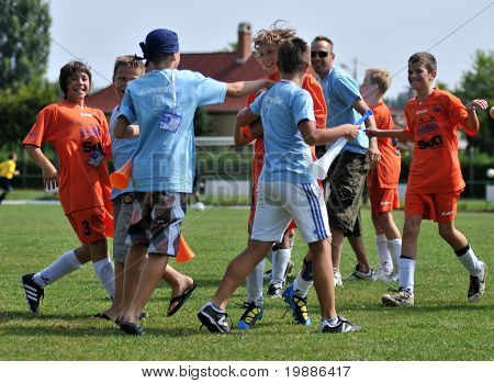 KAPOSVAR ฮังการี - 19 กรกฏาคม: สโลเวเนียเล่นฉลองชนะหลังจาก VI Festi ฟุตบอลเยาวชน
