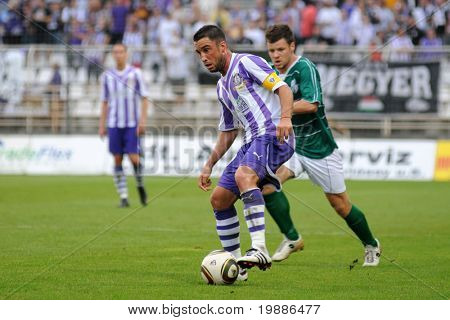 KAPOSVÁR, Maďarsko - 6. srpna: Tibor Tisza (C) v akci na maďarský národní mistrovství fotbal 