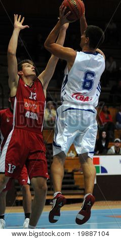 KAPOSVAR, Ungarn - SEPTEMBER 7: Uidentificerede spillere i aktion på en venlig basketball spil Kaposv